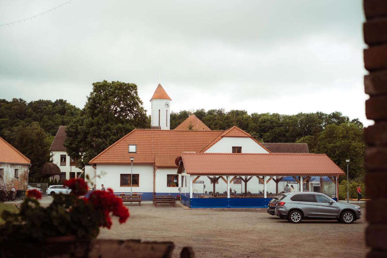 Cechuv Dvur Hotel Louka  Exterior photo